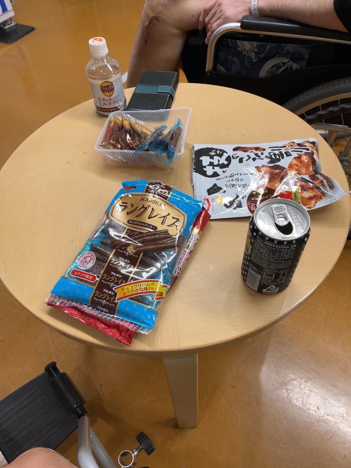 「11月4日 夜の談話室｜お菓子とジュースを囲んで入院仲間と楽しく談笑するリラックスタイム」