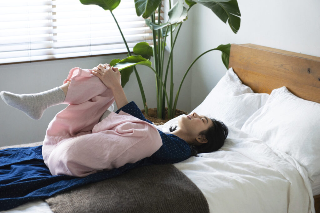 朝のストレッチで血流を促す女性