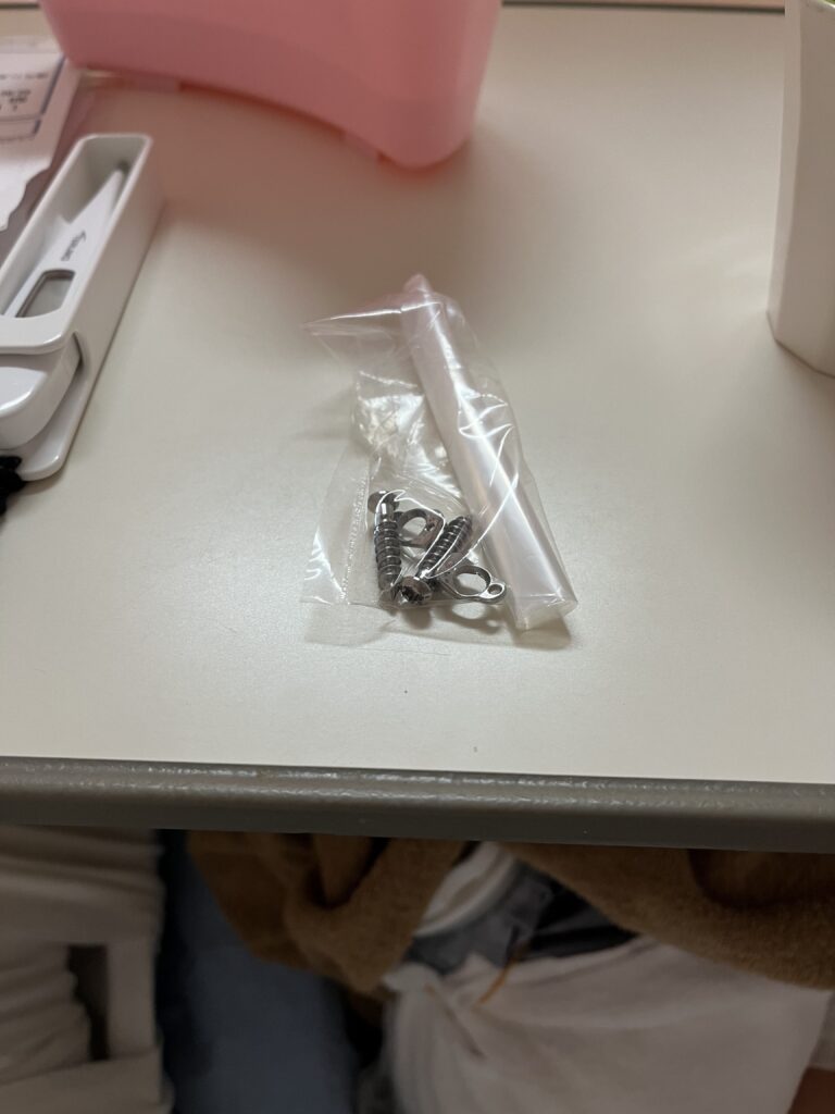 前十字靭帯再建術後に抜釘された膝の金属ピン