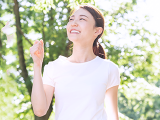 代謝が上がって健康的に過ごす女性の笑顔