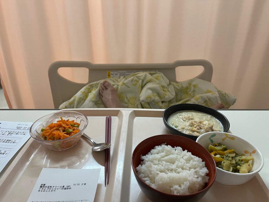 術後初の病院食：ご飯、クリーム煮、野菜