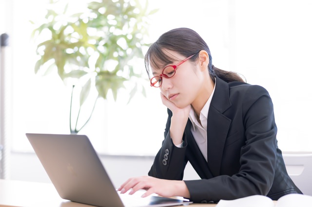 代謝が下がって疲れを感じる女性