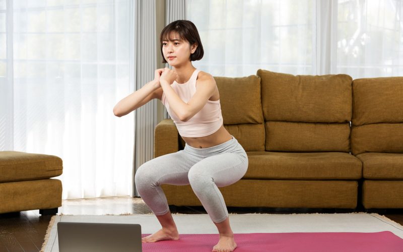 スクワットフォームを確認する女性