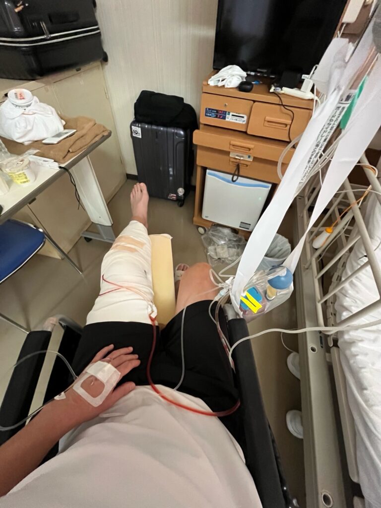 術後2日目、車椅子で病室内を移動する様子