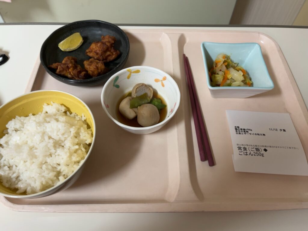 ACL術後15日目の夕食（唐揚げ、里芋、小鉢、ご飯）
