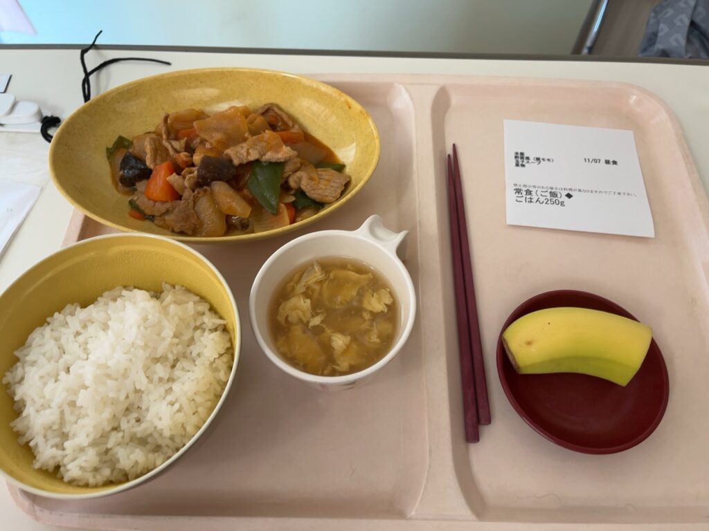 ACL術後10日目の昼食（豚肉と野菜の炒め物・ご飯・スープ・バナナ）