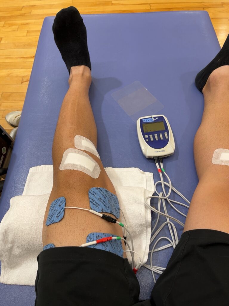 電気治療中の膝リハビリ風景