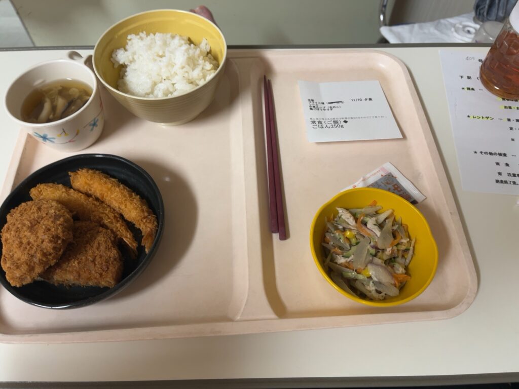 ACL術後13日目の夕食（ごはん・エビフライ・コロッケ・サラダ・スープ）