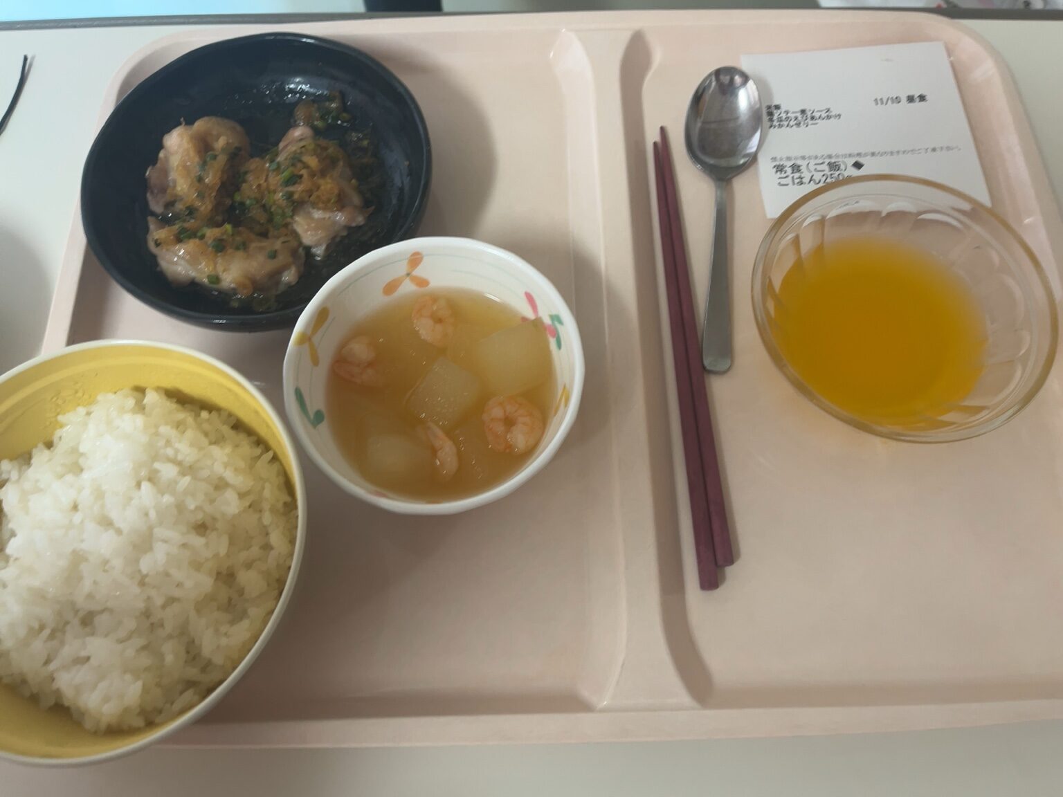 ACL術後13日目の昼食（ごはん・鶏肉の照り焼き・えびと大根の煮物・みかんゼリー）