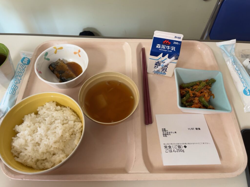 「ACL術後10日目の朝食（さばの味噌煮・ご飯・味噌汁・牛乳）」