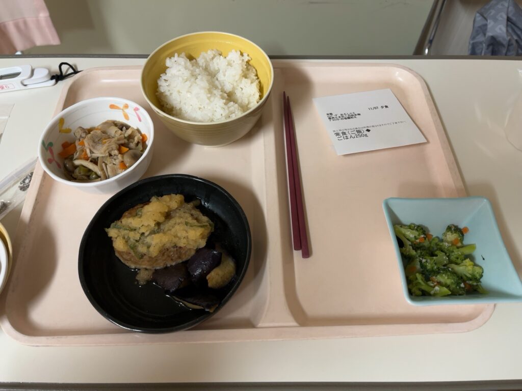 ACL術後10日目の夕食（和風ハンバーグ・ご飯・煮物・ブロッコリー）