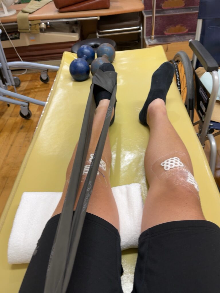 「チューブを使った膝関節リハビリ（ふくらはぎ・もも前の運動）」