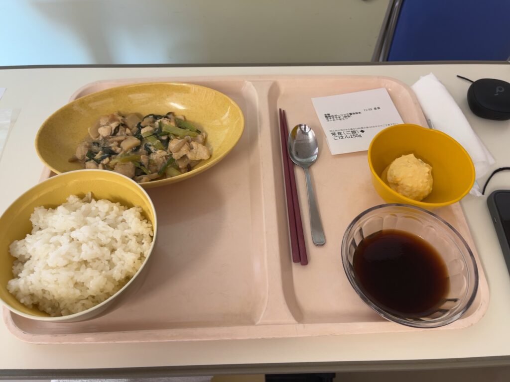 術後7日目の昼食（入院食）：鶏肉と野菜の炒め物・ごはん・ポテトサラダ・デザート付きの病院食メニュー
