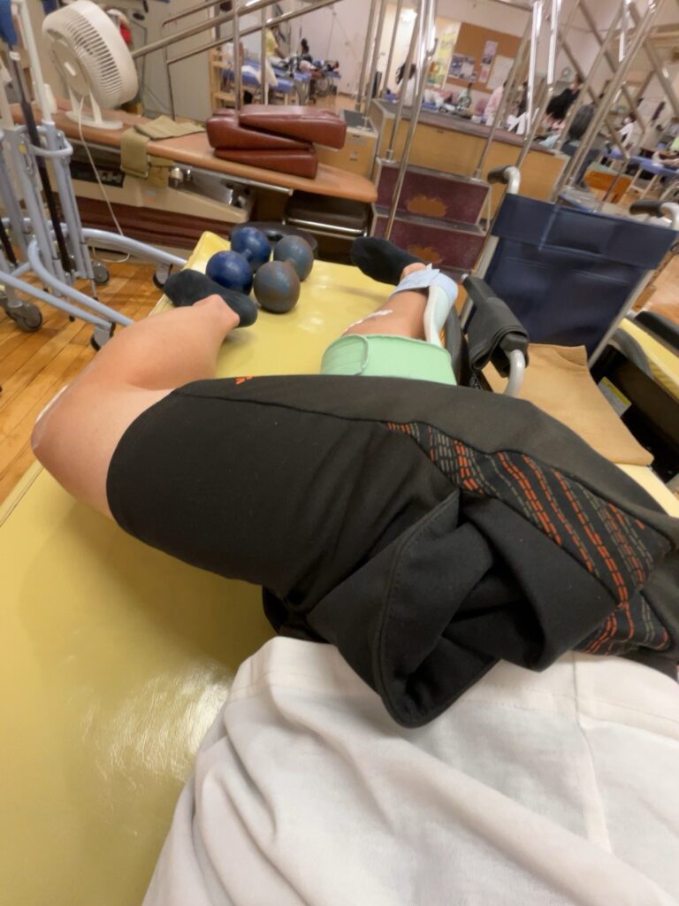 「内転筋を鍛えるリハビリトレーニング中（脚の内側の筋力強化）」