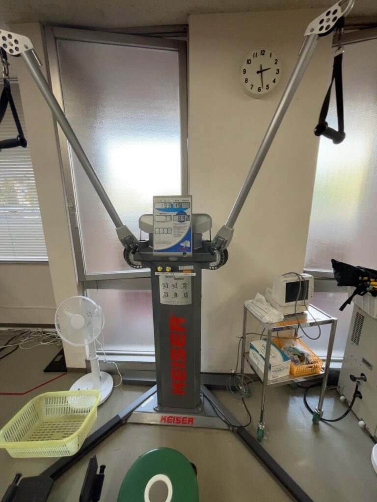 油圧式ラットプルダウンのトレーニング風景