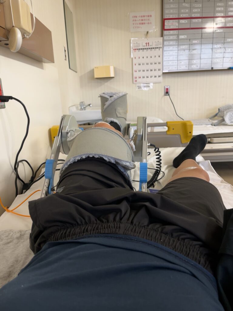術後5日目の朝、CPM機器を使って膝の曲げ伸ばしリハビリを行う様子(屈曲70°・伸展30°)