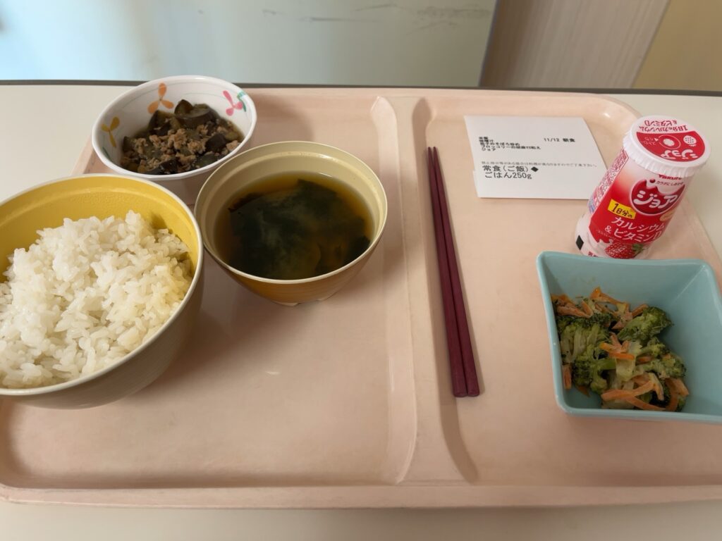 ACL術後15日目の朝食（ご飯、味噌汁、小鉢、飲むヨーグルト）
