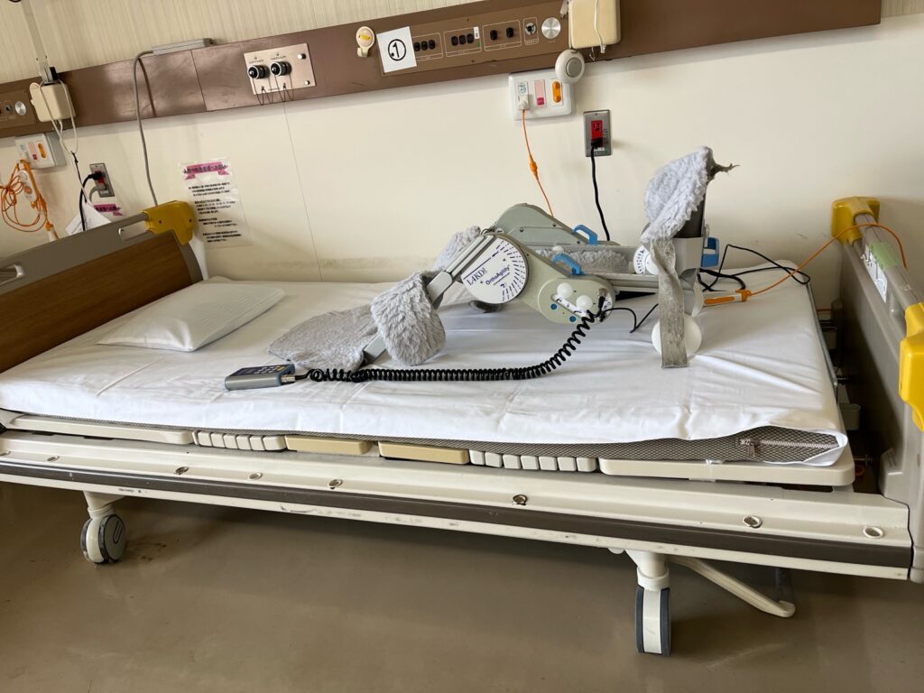 術後4日目、CPMで膝を曲げ伸ばし(伸展30°・屈曲60°)。