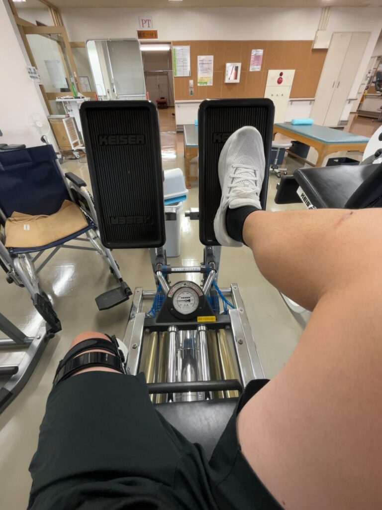 ACL術後15日目のレッグプレス風景