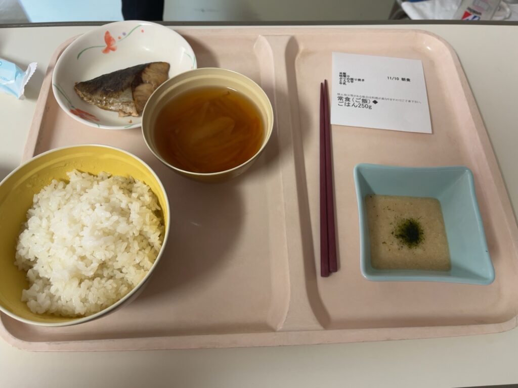 ACL術後13日目の朝食（ごはん・焼き魚・味噌汁・とろろ）